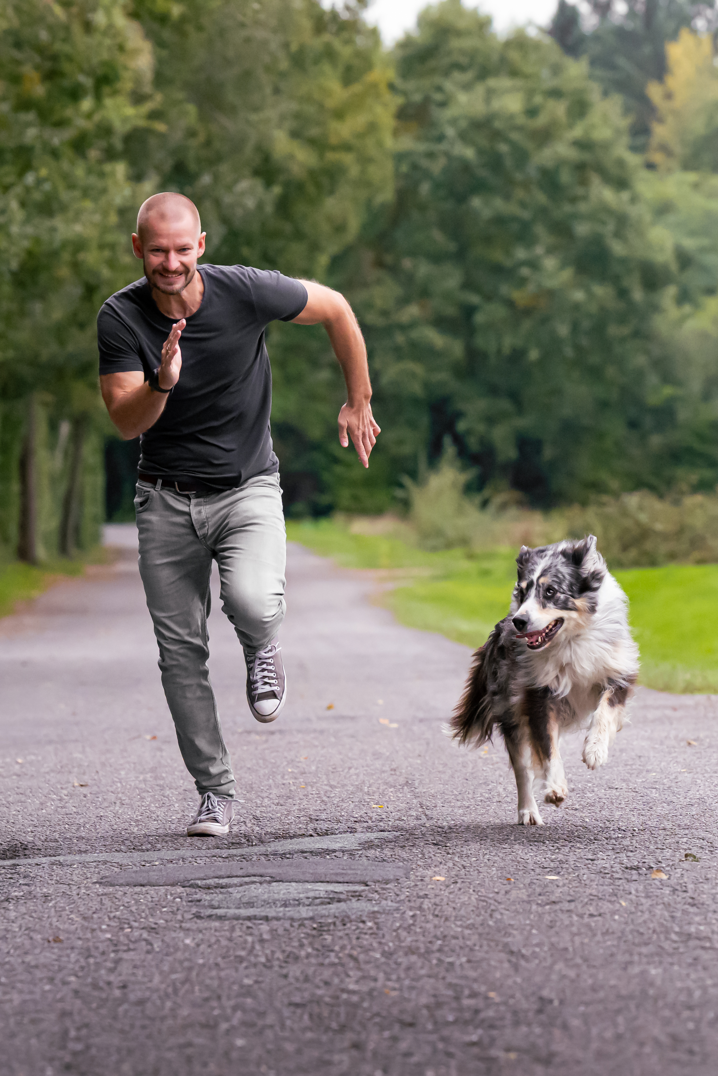 Jan Roland läuft gemeinsam mit seinem Hund